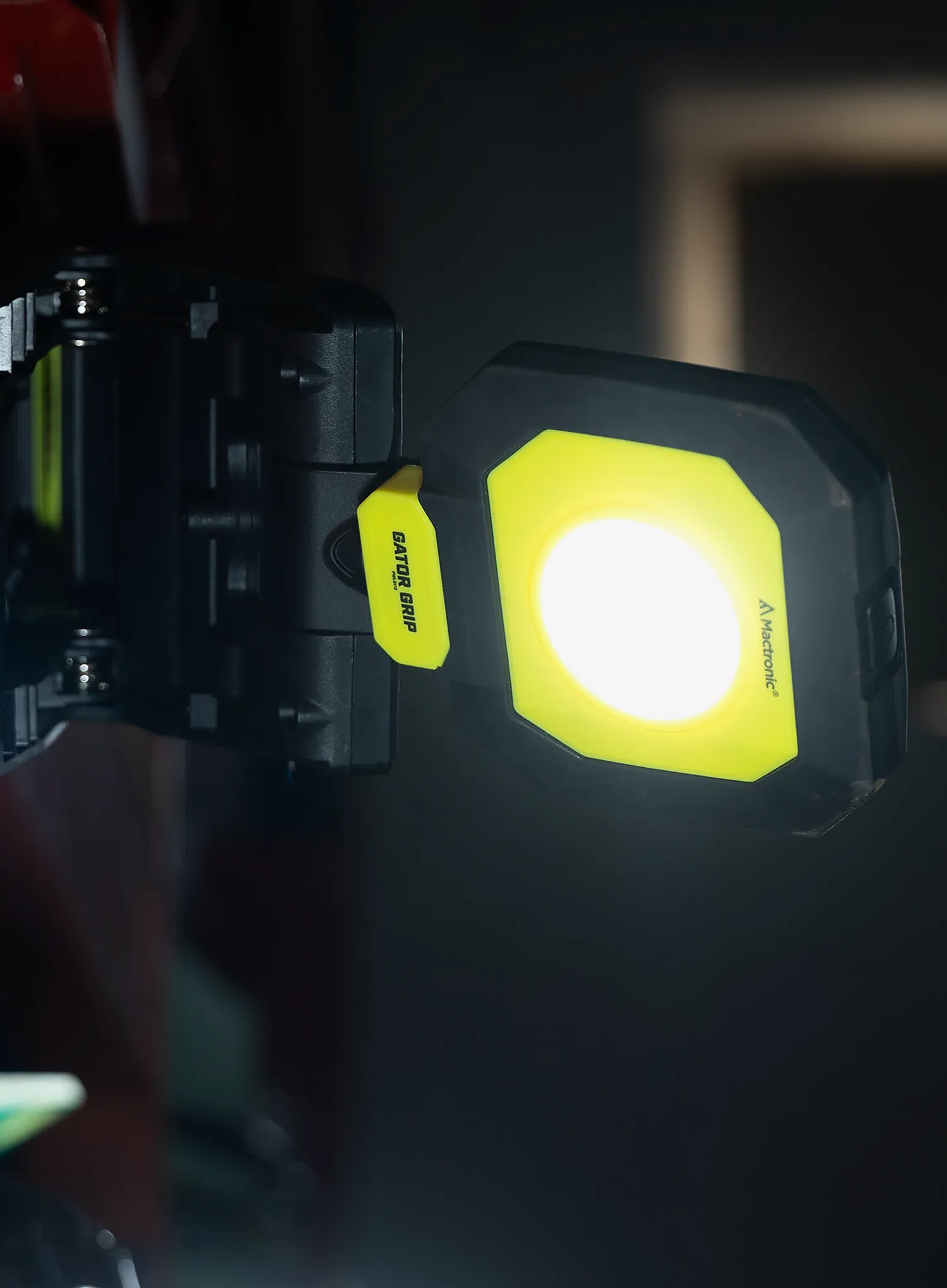 Робоча лампа Mactronic Gator Grip (1700 lm)