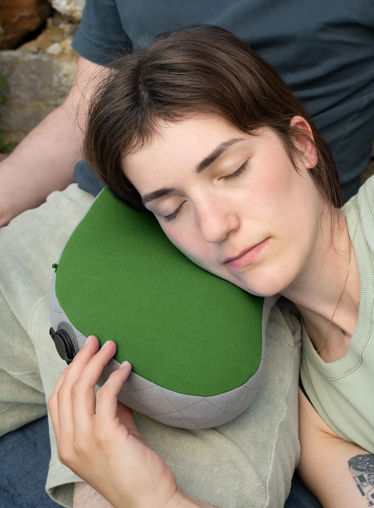 Подушка надувна Cocoon Air-Core Pack Pillow - fresh olive/grey