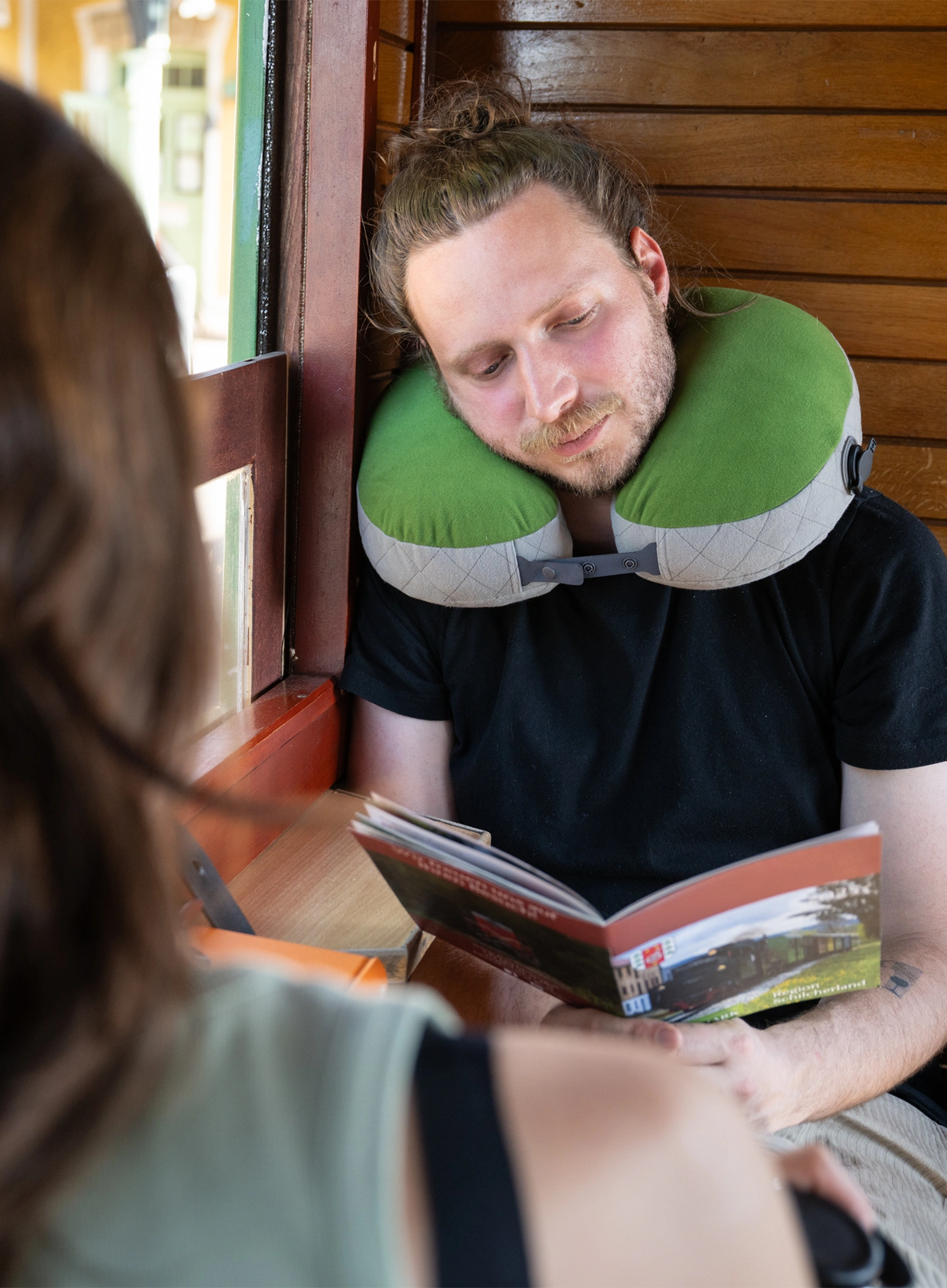 Подушка туристична Cocoon U-Shaped Down Neck Pillow - fresh olive/grey