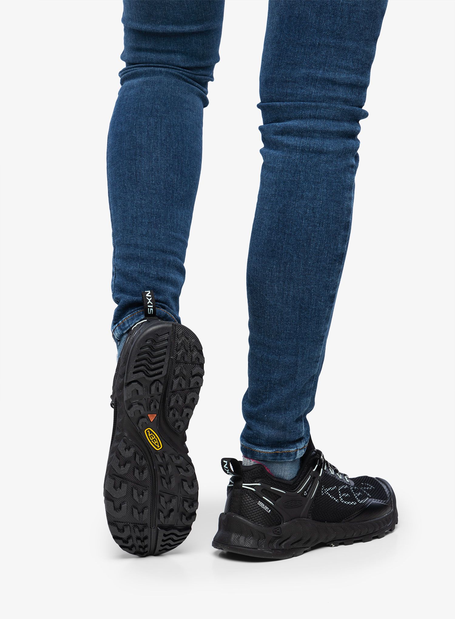 Черевики туристичні жіночі Keen Nxis Evo WP - black/cloud blue