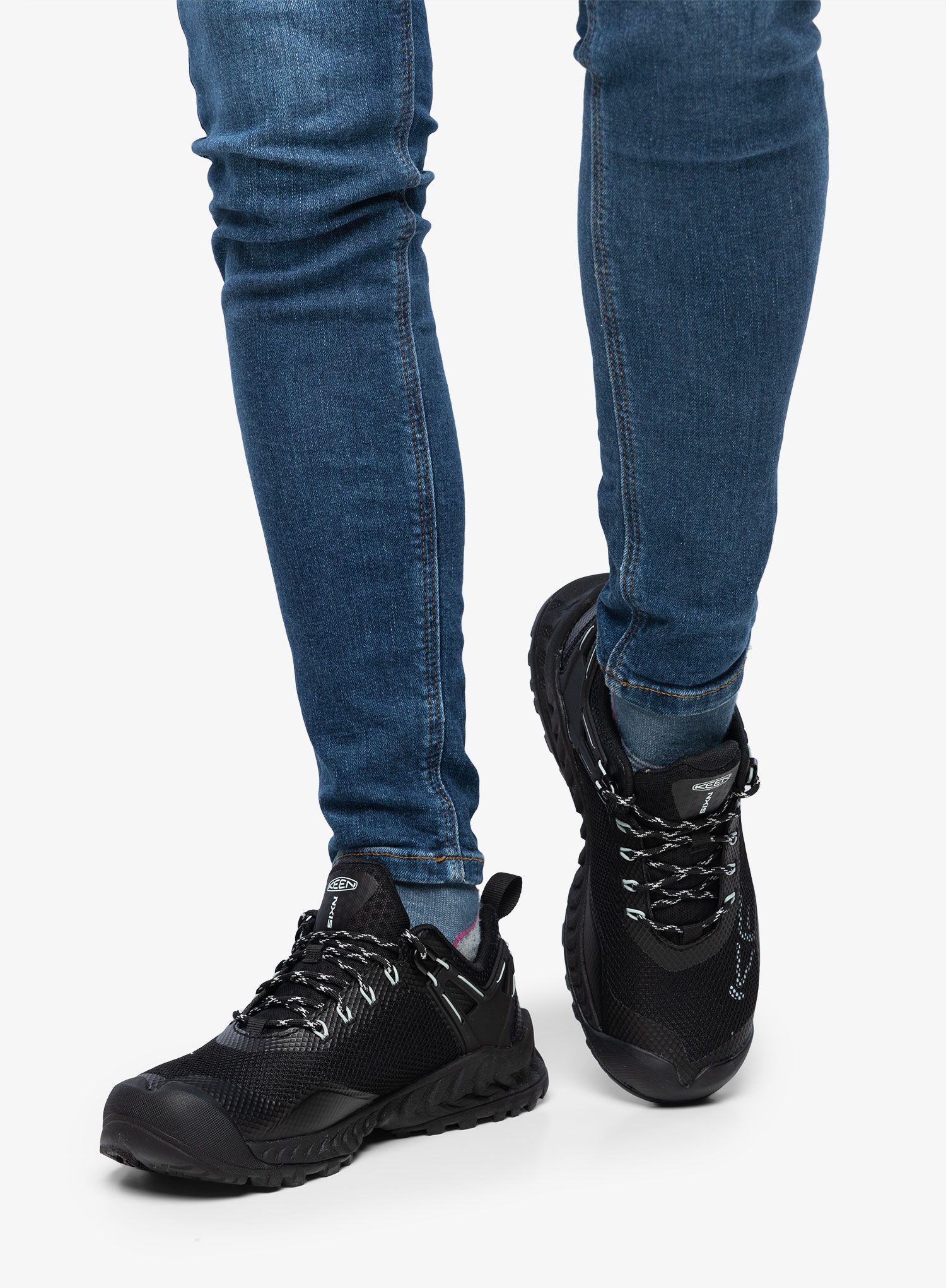 Черевики туристичні жіночі Keen Nxis Evo WP - black/cloud blue