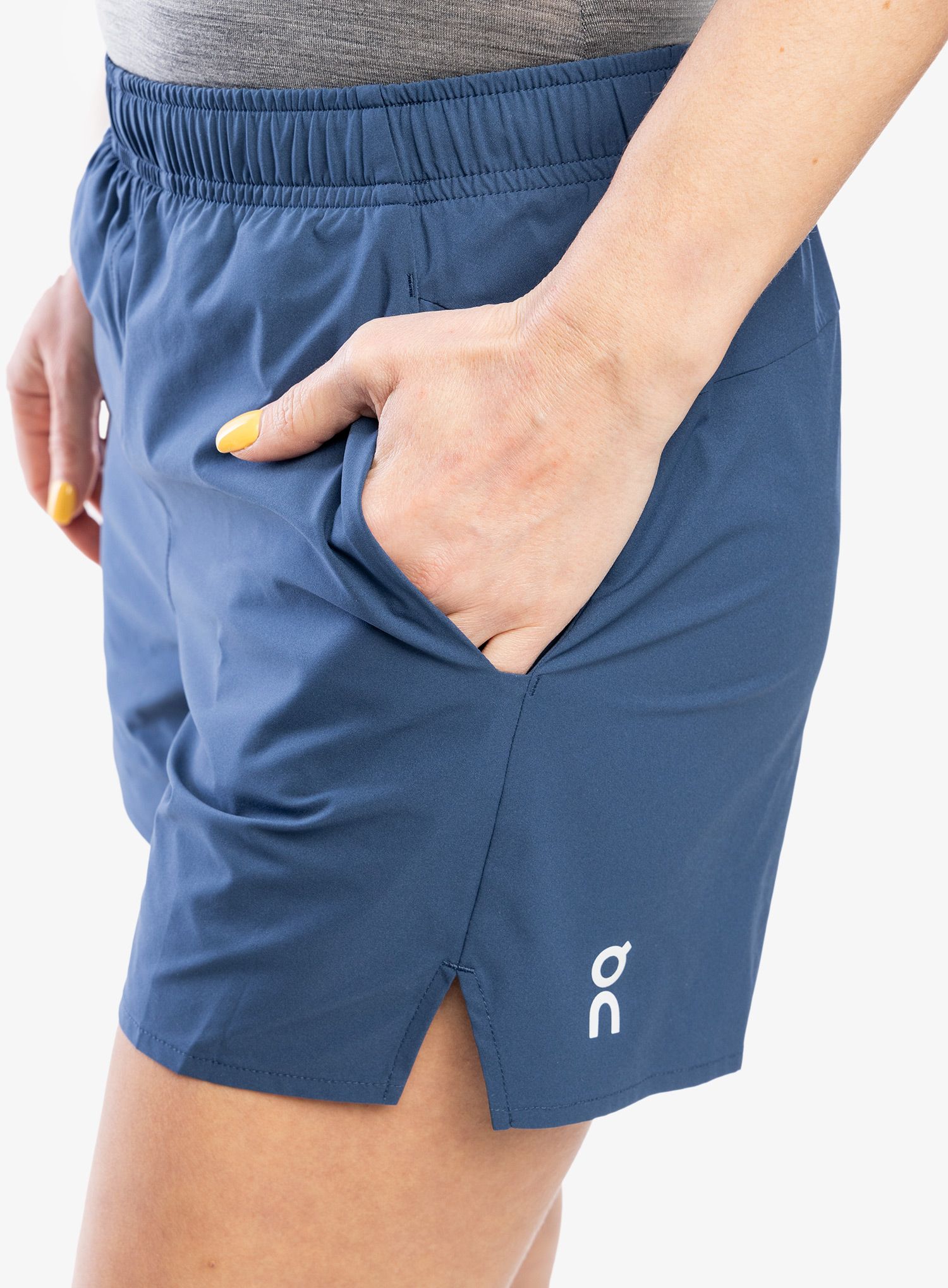 Шорти для бігу жіночі On Essential Shorts - navy