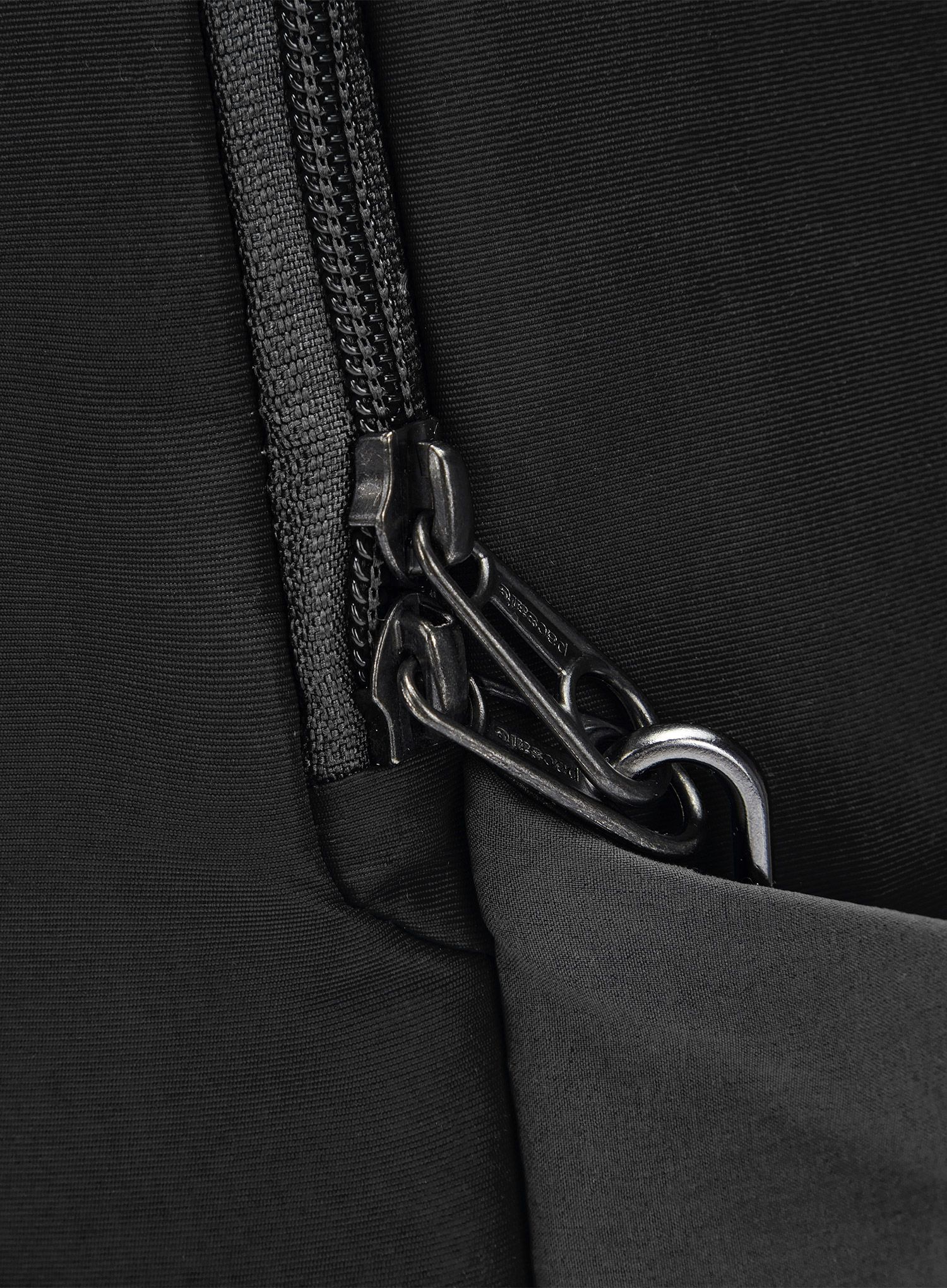 Рюкзак для ноутбука Pacsafe LS450 Backpack - black