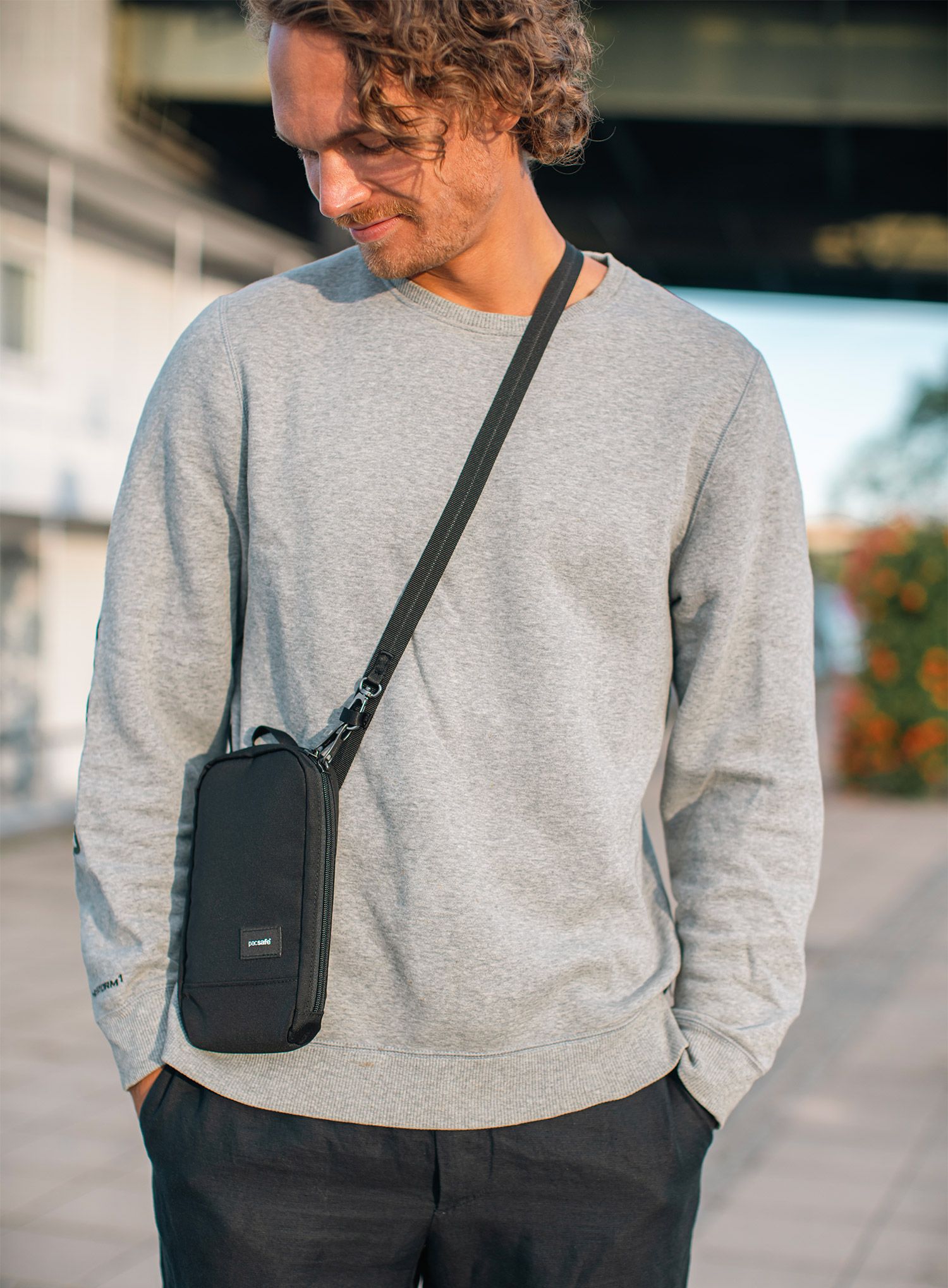 Барсетка Pacsafe RFIDsafe Tech Crossbody - black