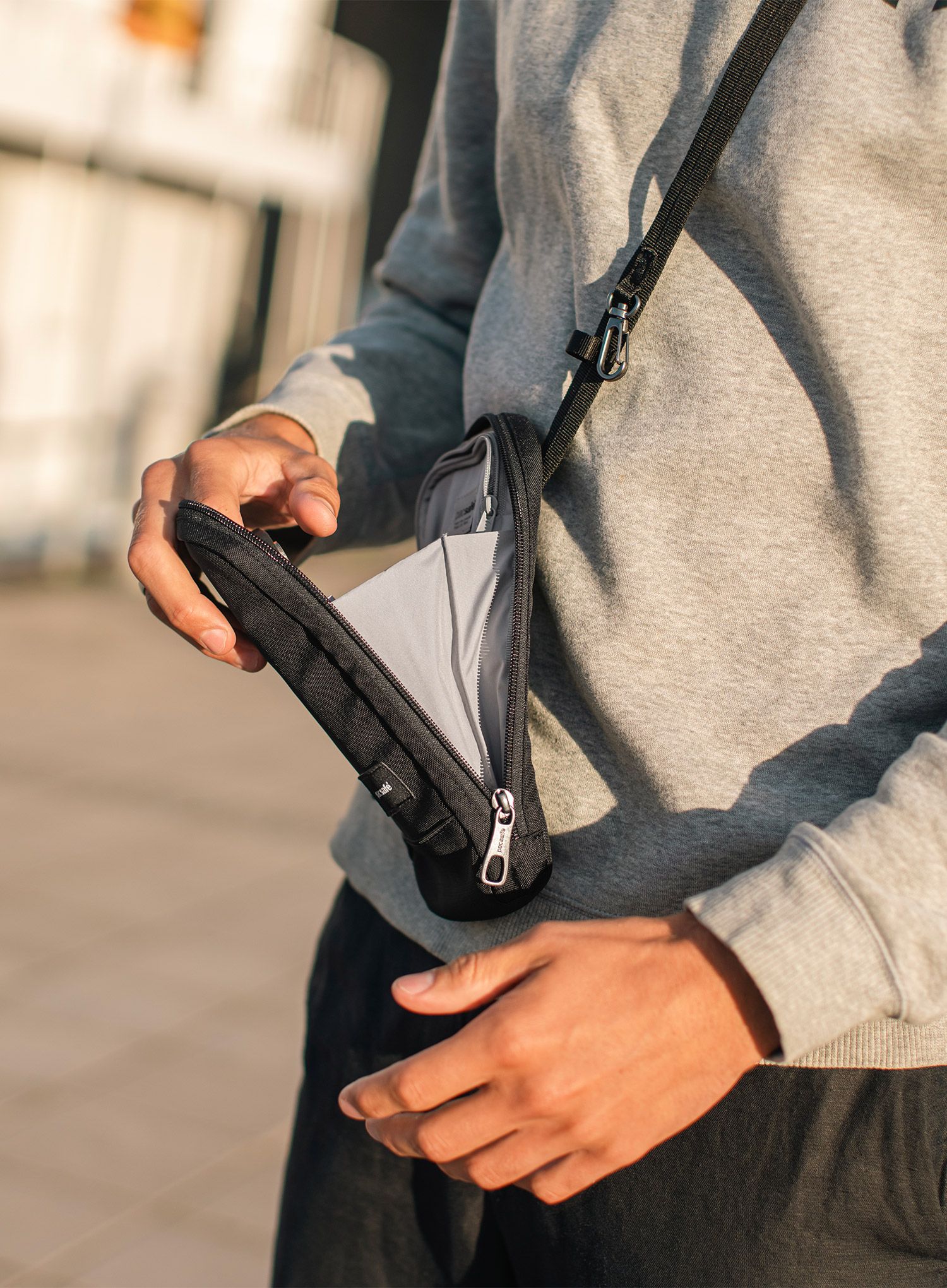 Барсетка Pacsafe RFIDsafe Tech Crossbody - black