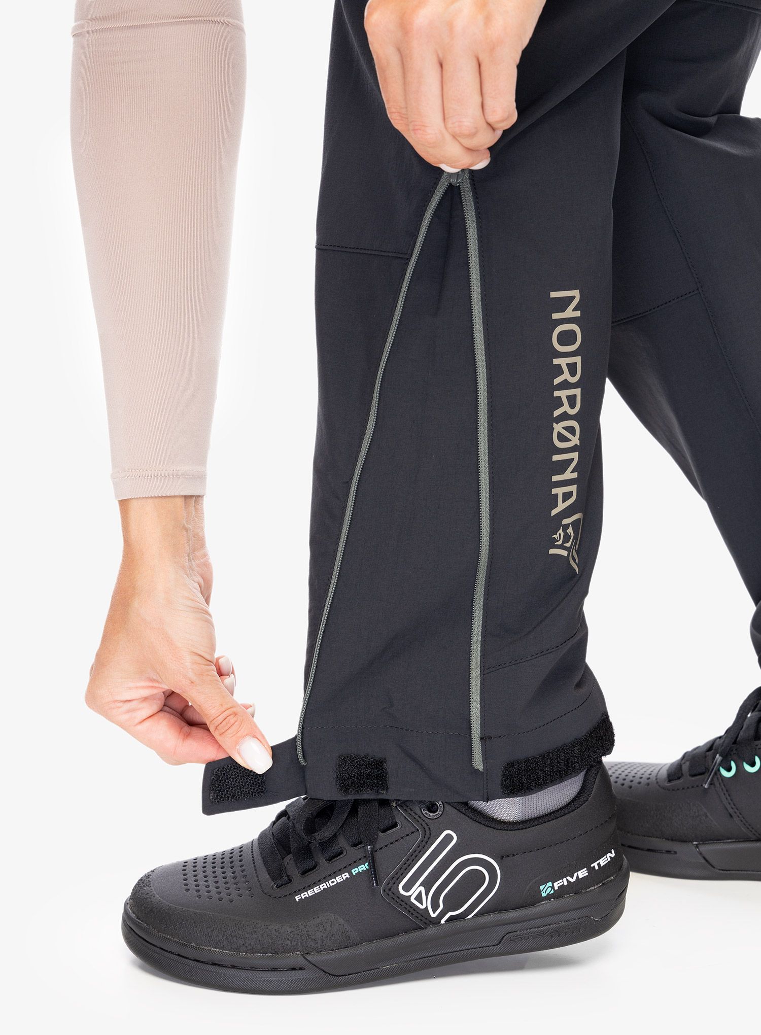 Штани softshell жіночі Norrona Fjora Flex1 Pants - caviar/castor grey
