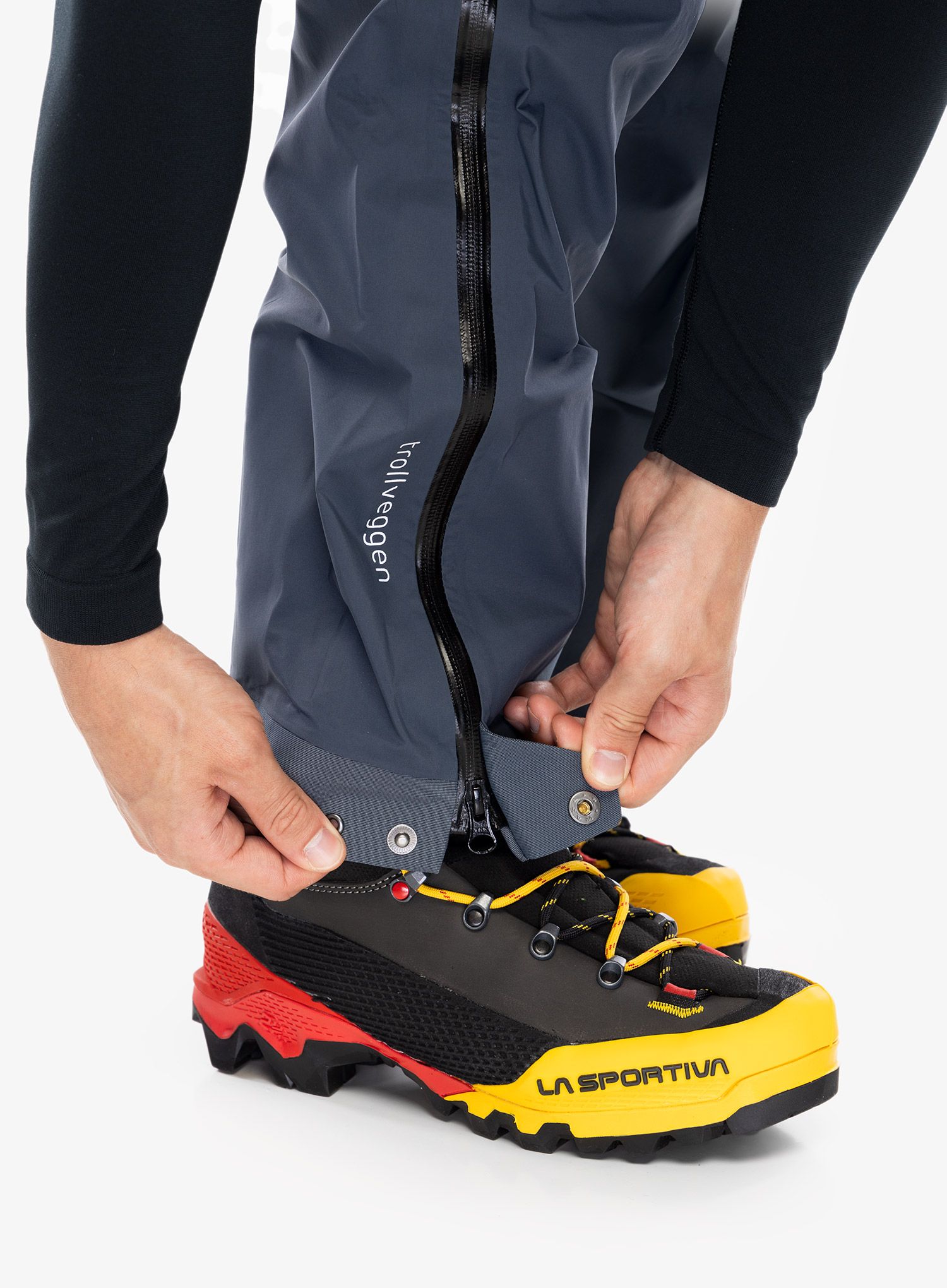 Штани водонепроникні Norrona Trollveggen GORE-TEX Pro Light Pants - caviar/cool black