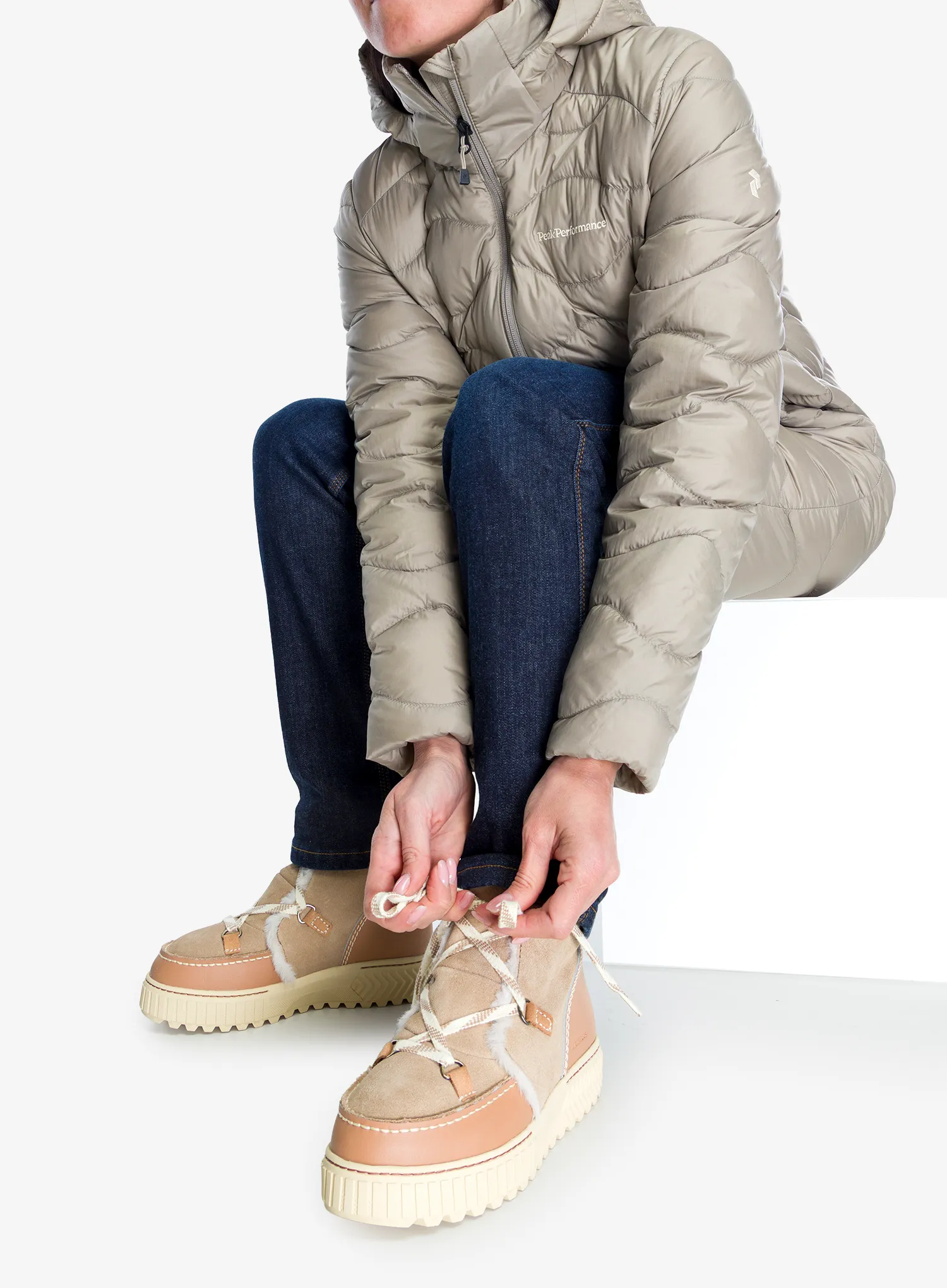 Плащ пуховий жіночий Peak Performance Helium Down Coat - avid beige
