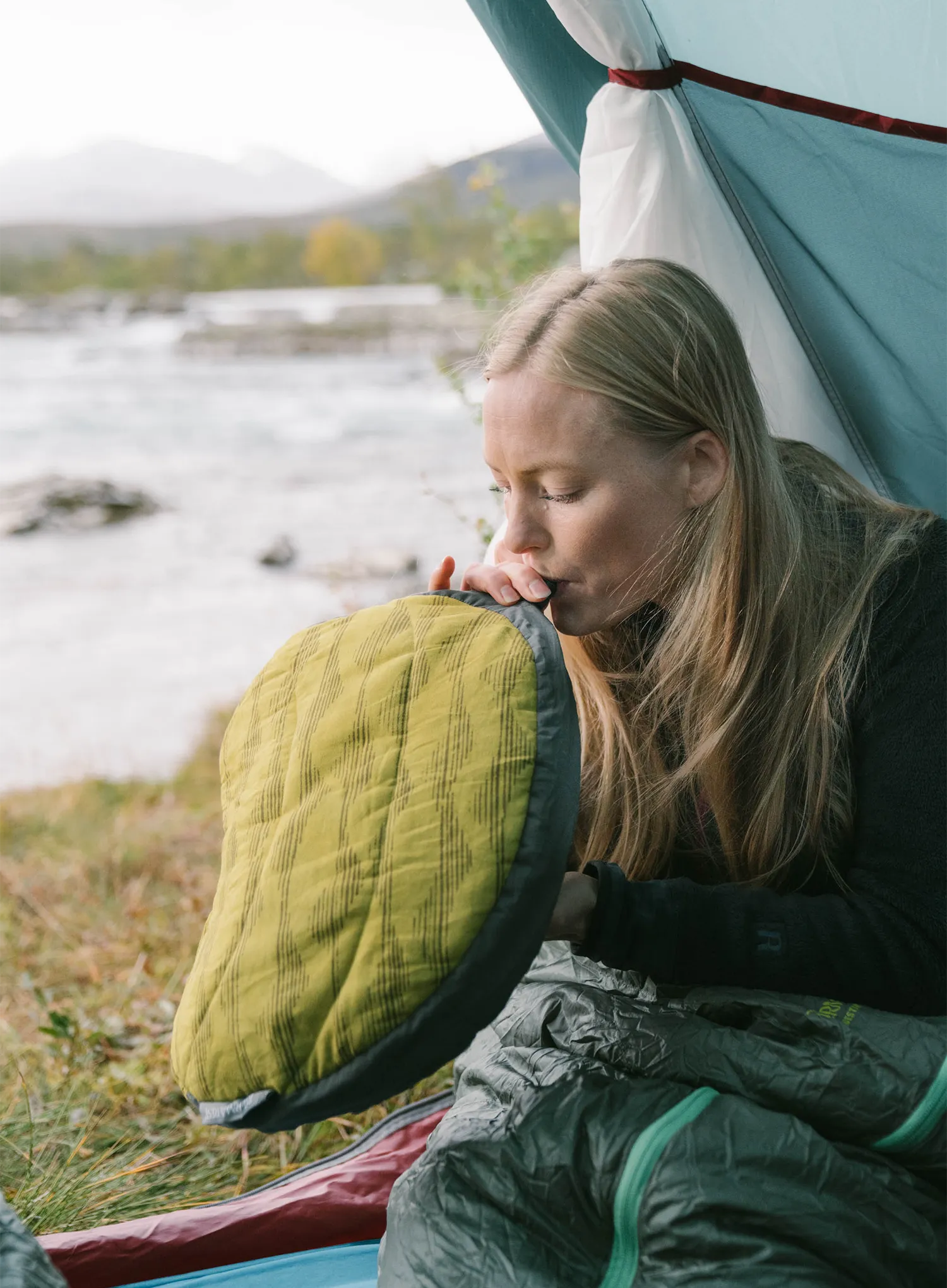 Подушка туристична Therm a Rest Airhead L - yellow mountains